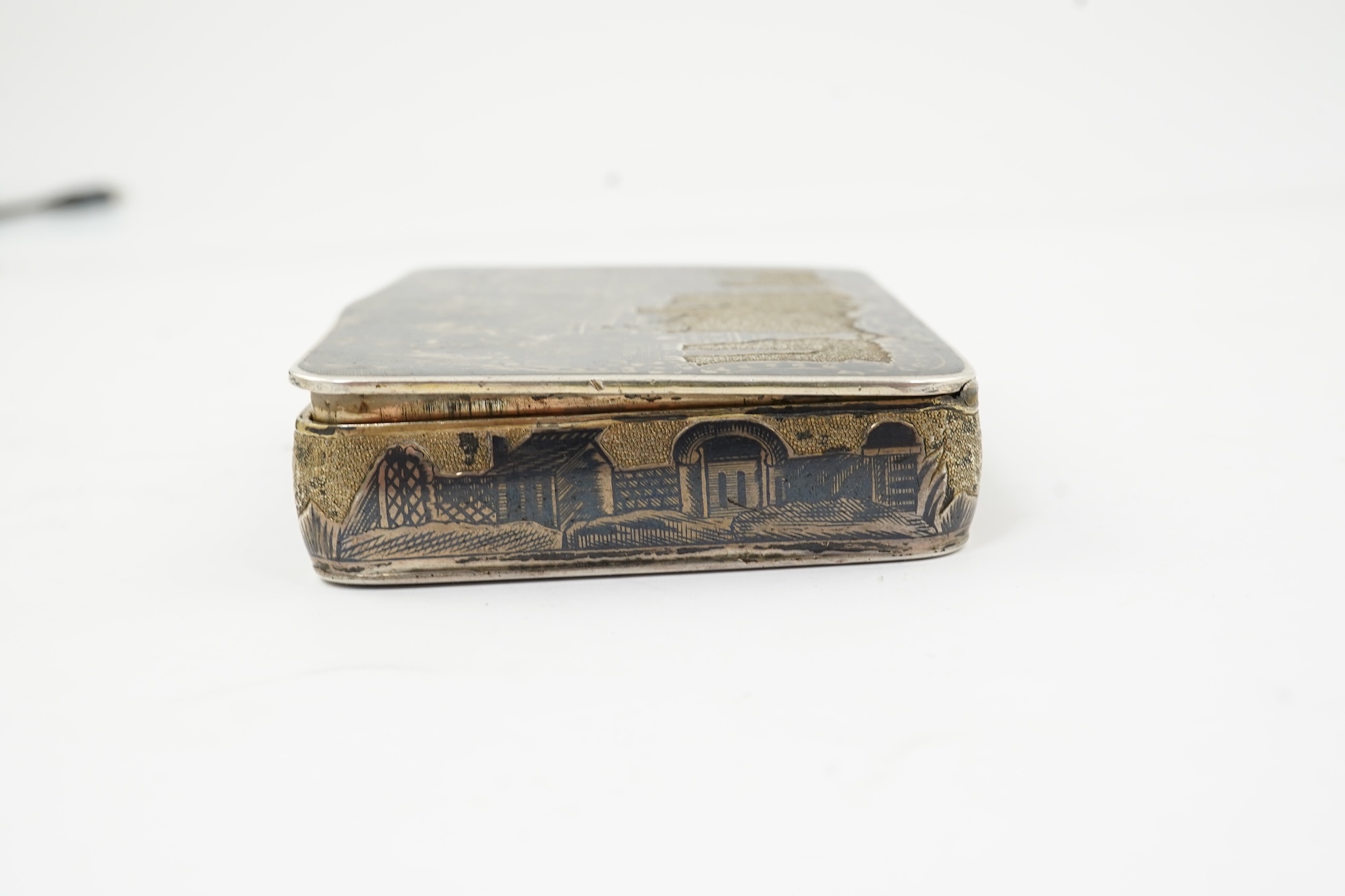 An early 19th century Russian 84 zolotnik and niello rectangular snuff box, assay master Andrei Kovalsky, Moscow, 1825